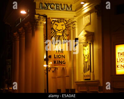 Lyceum Theatre de nuit montrant le Lion King au London Theatre Land , Disney adaptation Étape. Lyceum photographié à la nuit. Banque D'Images