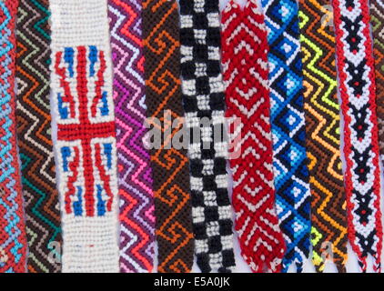 Braceletes cordon pour la vente. 17 juillet, 2014. Handmade ukranian souvenir © Igor Golovniov/ZUMA/Alamy Fil Live News Banque D'Images