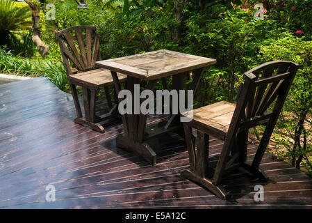 Table et chaises en bois dans le jardin. Banque D'Images