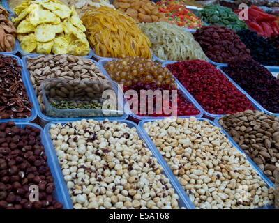 23 juillet 2014 - Le marché de Besarabsky situé dans le centre de Kiev sur la Bessarabska Square à la fin de la rue principale de la ville, l'Ukraine, Kiev, Khreshchatyk. © Igor Golovniov/ZUMA/Alamy Fil Live News Banque D'Images