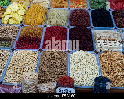 23 juillet 2014 - Le marché de Besarabsky situé dans le centre de Kiev sur la Bessarabska Square à la fin de la rue principale de la ville, l'Ukraine, Kiev, Khreshchatyk. © Igor Golovniov/ZUMA/Alamy Fil Live News Banque D'Images