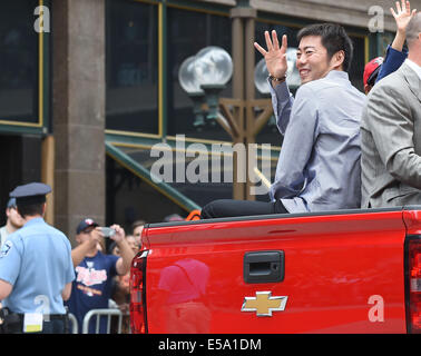 Minneapolis, Minnesota, USA. 15 juillet, 2014. Koji Uehara (américain) MLB ligue américaine : Koji Uehara des Boston Red Sox les vagues pendant la partie d'Étoiles Tapis Rouge Parade à Minneapolis, Minnesota, United States . © AFLO/Alamy Live News Banque D'Images