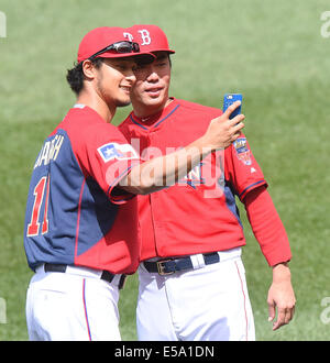 Minneapolis, Minnesota, USA. 15 juillet, 2014. (L-R) Yu Darvish, Koji Uehara (américain) : MLB Ligue américaine Yu Darvish des Texas Rangers prendre un coéquipier selfies avec Koji Uehara des Red Sox de Boston au cours de la pratique avant de la Ligue Majeure de Baseball 2014 All-Star Game au champ cible à Minneapolis, Minnesota, United States . © AFLO/Alamy Live News Banque D'Images