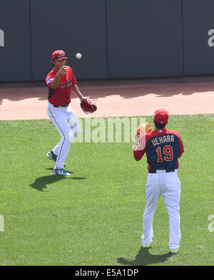 Minneapolis, Minnesota, USA. 15 juillet, 2014. (L-R) Yu Darvish, Koji Uehara (américain) : MLB Ligue américaine's Yu Darvish des Texas Rangers et Koji Uehara des Boston Red Sox rattraper au cours de la pratique avant de la Ligue Majeure de Baseball 2014 All-Star Game au champ cible à Minneapolis, Minnesota, United States . © AFLO/Alamy Live News Banque D'Images