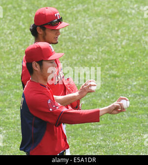 Minneapolis, Minnesota, USA. 15 juillet, 2014. (F-B) Koji Uehara, Yu Darvish (américain) MLB ligue américaine : Koji Uehara, les Boston Red Sox et Yu Darvish des Texas Rangers grip balls au cours de la pratique avant de la Ligue Majeure de Baseball 2014 All-Star Game au champ cible à Minneapolis, Minnesota, United States . © AFLO/Alamy Live News Banque D'Images