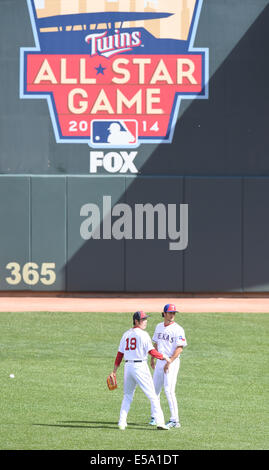 Minneapolis, Minnesota, USA. 15 juillet, 2014. (L-R) Koji Uehara, Yu Darvish (américain) MLB ligue américaine : Koji Uehara, les Boston Red Sox et Yu Darvish des Texas Rangers au cours de la pratique avant de la Ligue Majeure de Baseball 2014 All-Star Game au champ cible à Minneapolis, Minnesota, United States . © AFLO/Alamy Live News Banque D'Images