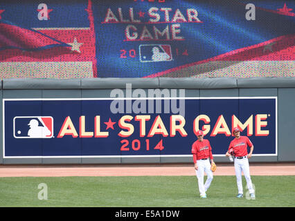 Minneapolis, Minnesota, USA. 15 juillet, 2014. (L-R) Koji Uehara, Yu Darvish (américain) MLB ligue américaine : Koji Uehara, les Boston Red Sox et Yu Darvish des Texas Rangers au cours de la pratique avant de la Ligue Majeure de Baseball 2014 All-Star Game au champ cible à Minneapolis, Minnesota, United States . © AFLO/Alamy Live News Banque D'Images