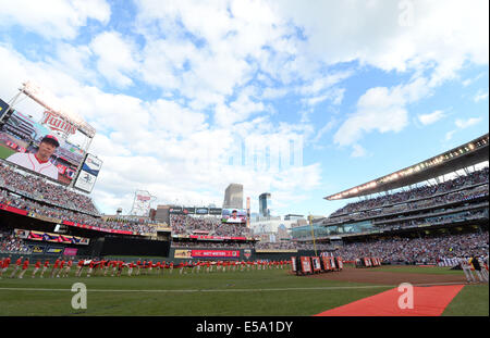 Minneapolis, Minnesota, USA. 15 juillet, 2014. Vue générale : MLB l'écran affiche des étoiles de la Ligue américaine de Koji Uehara les Red Sox de Boston au cours de la cérémonie d'avant-match avant la Ligue Majeure de Baseball 2014 All-Star Game au champ cible à Minneapolis, Minnesota, United States . © AFLO/Alamy Live News Banque D'Images