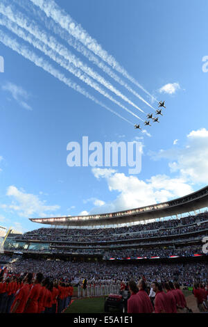 Minneapolis, Minnesota, USA. 15 juillet, 2014. Vue générale des jets : MLB effectuer un survol comme joueurs en file pendant la cérémonie d'avant-match avant la Ligue Majeure de Baseball 2014 All-Star Game au champ cible à Minneapolis, Minnesota, United States . © AFLO/Alamy Live News Banque D'Images