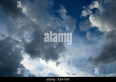 Soft fantastique des nuages blancs sur fond de ciel bleu Banque D'Images