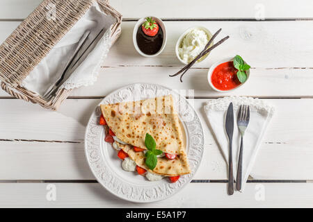 Crêpes à la crème et fraises Banque D'Images