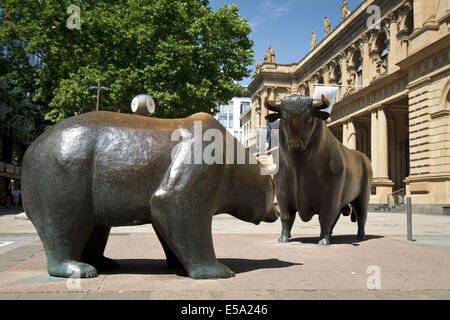 Des statues d'un ours et bull en face de la Bourse de Francfort Banque D'Images