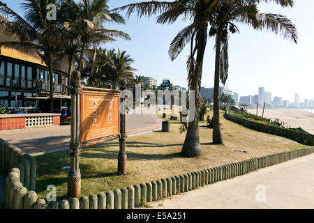 Durban, Afrique du Sud. Tôt le matin, sur le front de mer de Durban avec Moyo restaurant dans le premier plan et l'Ushaka Marine World sur la promenade Banque D'Images