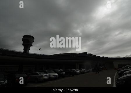 Qingdao, Chine, la province de Shandong. 24 juillet, 2014. Le ciel est assombri par les nuages noirs au-dessus de l'aéroport de Qingdao Qingdao City, province de Shandong en Chine orientale, le 24 juillet 2014. Typhon Matmo apporté des pluies torrentielles dans la province. Credit : Wang Haibin/Xinhua/Alamy Live News Banque D'Images