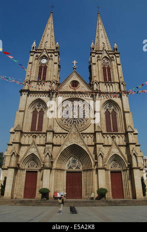 Le 1er février 2013 - Guangzhou, Guangdong, CHN - Guangzhou, Chine - 1 févr. 2013 : Shishi Cathédrale du Sacré-Coeur est situé sur la route Yide à Guangzhou, à côté de la rivière des Perles. Construit en 1863 et achevé en 1888, le Sacré-Cœur Shishi Cthedral est de plus de 100 ans. En raison de l'église tous les murs et les piliers sont faits de pierre de granit, il est également connu comme le ''Ssarcophage'' ou ''Ssarcophage Sacré-Cœur de Jésus'' ''Ssarcophage Église Catholique''. Avec ses magnifiques arcades, de hautes tours, les treillis de fenêtre de motifs floraux, la cathédrale est le plus particulier à Guangzhou. (Crédit de droit Banque D'Images