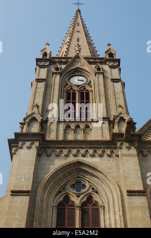 Le 1er février 2013 - Guangzhou, Guangdong, CHN - Guangzhou, Chine - 1 févr. 2013 : Shishi Cathédrale du Sacré-Coeur est situé sur la route Yide à Guangzhou, à côté de la rivière des Perles. Construit en 1863 et achevé en 1888, le Sacré-Cœur Shishi Cthedral est de plus de 100 ans. En raison de l'église tous les murs et les piliers sont faits de pierre de granit, il est également connu comme le ''Ssarcophage'' ou ''Ssarcophage Sacré-Cœur de Jésus'' ''Ssarcophage Église Catholique''. Avec ses magnifiques arcades, de hautes tours, les treillis de fenêtre de motifs floraux, la cathédrale est le plus particulier à Guangzhou. (Crédit de droit Banque D'Images