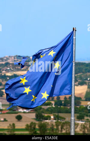 Drapeau de l'Union européenne déchiré par le vent sur un mât de drapeau Banque D'Images