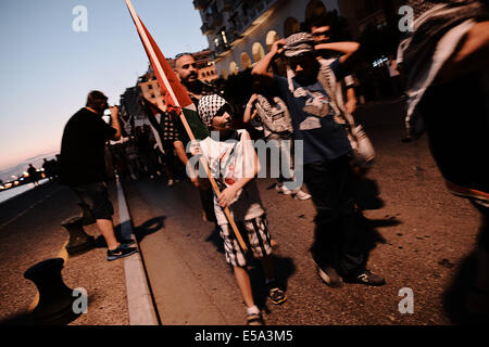 Thessalonique, Grèce. 24 juillet, 2014. Des centaines de réfugiés palestiniens vivant en Grèce a démontré dans le centre de Thessalonique contre les attaques de l'armée israélienne dans la bande de Gaza. Credit : Giannis Papanikos/NurPhoto/ZUMA/Alamy Fil Live News Banque D'Images