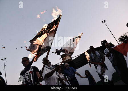 Thessalonique, Grèce. 24 juillet, 2014. Des centaines de réfugiés palestiniens vivant en Grèce a démontré dans le centre de Thessalonique contre les attaques de l'armée israélienne dans la bande de Gaza. Credit : Giannis Papanikos/NurPhoto/ZUMA/Alamy Fil Live News Banque D'Images