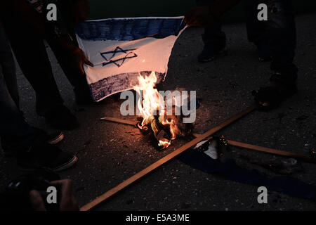 Thessalonique, Grèce. 24 juillet, 2014. Des centaines de réfugiés palestiniens vivant en Grèce a démontré dans le centre de Thessalonique contre les attaques de l'armée israélienne dans la bande de Gaza. Credit : Giannis Papanikos/NurPhoto/ZUMA/Alamy Fil Live News Banque D'Images