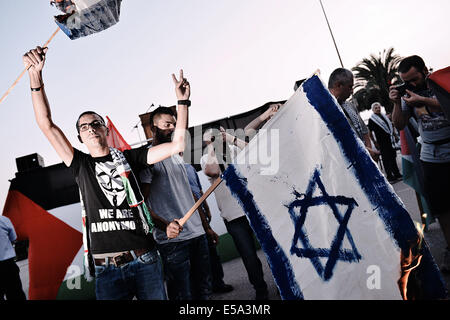 Thessalonique, Grèce. 24 juillet, 2014. Des centaines de réfugiés palestiniens vivant en Grèce a démontré dans le centre de Thessalonique contre les attaques de l'armée israélienne dans la bande de Gaza. Credit : Giannis Papanikos/NurPhoto/ZUMA/Alamy Fil Live News Banque D'Images