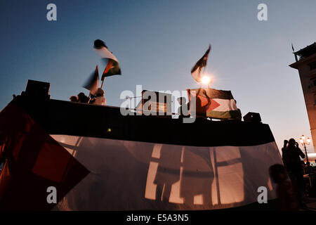 Thessalonique, Grèce. 24 juillet, 2014. Des centaines de réfugiés palestiniens vivant en Grèce a démontré dans le centre de Thessalonique contre les attaques de l'armée israélienne dans la bande de Gaza. Credit : Giannis Papanikos/NurPhoto/ZUMA/Alamy Fil Live News Banque D'Images