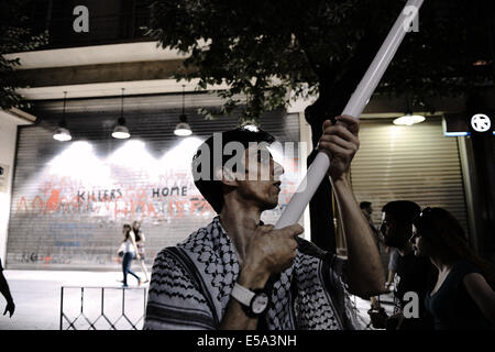 Thessalonique, Grèce. 24 juillet, 2014. Des centaines de réfugiés palestiniens vivant en Grèce a démontré dans le centre de Thessalonique contre les attaques de l'armée israélienne dans la bande de Gaza. Credit : Giannis Papanikos/NurPhoto/ZUMA/Alamy Fil Live News Banque D'Images