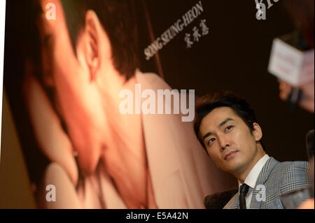 (140725) -- SINGAPOUR, 25 juillet 2014 (Xinhua) -- l'acteur sud-coréen Song Seung-heon assiste à la conférence de presse du film 'obsédé' à Singapour, le 25 juillet 2014. (Xinhua/puis Chih Wey) Banque D'Images