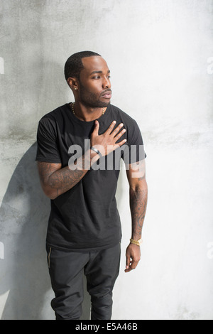 African American man holding sa poitrine Banque D'Images