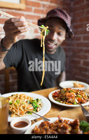 African American man eating at restaurant Banque D'Images