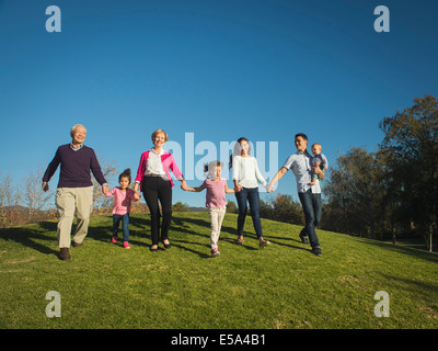 Family walking together in park Banque D'Images