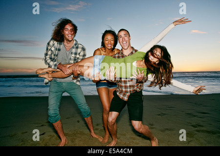 Friends posing on beach Banque D'Images