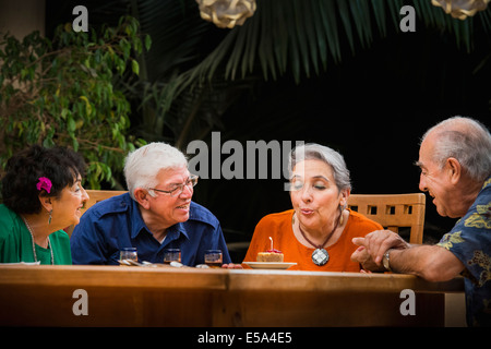 Hispanic couples relaxing outdoors Banque D'Images