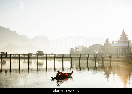 Montagnes et bridge reflète dans le lac, encore une Hpa, Kayin, Myanmar Banque D'Images