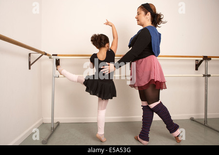 Travailler avec fille professeur de ballet Banque D'Images