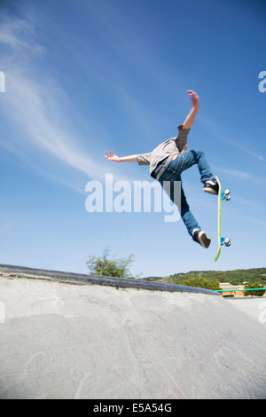 Shadow of faisant des tours en skate park Banque D'Images