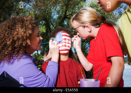 Peinture enfants drapeau américain sur le visage d'ami Banque D'Images