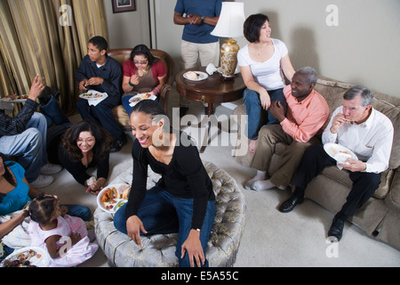Multi-generation family relaxing together in living room Banque D'Images