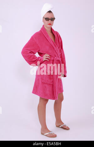 Woman wearing bathrobe sur fond blanc Banque D'Images