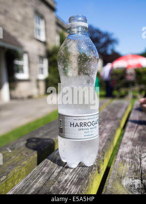 Une bouteille de mousseux à froid à l'extérieur de l'eau minérale Spa Harrogate sur une table en été Banque D'Images