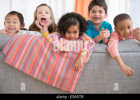 Enfants jouant sur canapé Banque D'Images