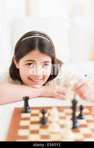 Hispanic girl playing chess Banque D'Images