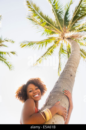 Palm tree Woman hugging outdoors Banque D'Images