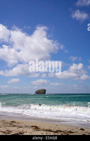 Portreath rive plage vagues de surf des nuages blancs et grand ciel bleu, de Cornwall en Angleterre. Banque D'Images