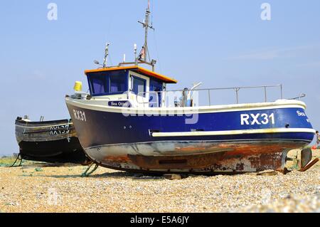 Bateaux de pêche dressent sur la plage de galets de Dungeness, Kent, Angleterre, Royaume-Uni Banque D'Images