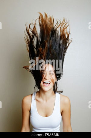 Mixed Race woman tossing ses cheveux Banque D'Images