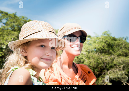 Caucasian mother and daughter smiling outdoors Banque D'Images