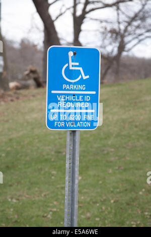 Un signe de stationnement pour personnes handicapées à Minneapolis, Minnesota, USA. Banque D'Images