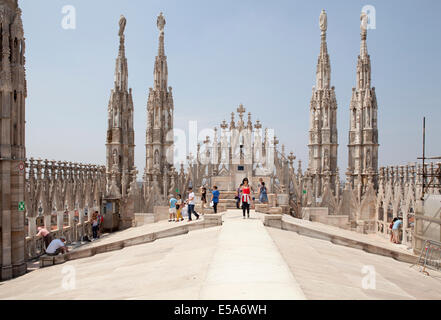 Les touristes sur la toiture terrasse de la Doumo à Milan, Italie Banque D'Images