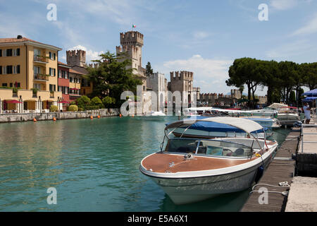 Bateaux amarrés devant Château Scaliger à Sirmione. Le lac de Garde, Italie Banque D'Images